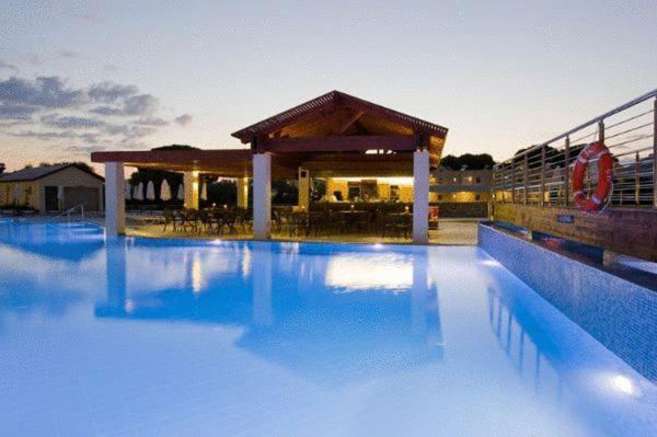 Island Blue Aparthotel 3*